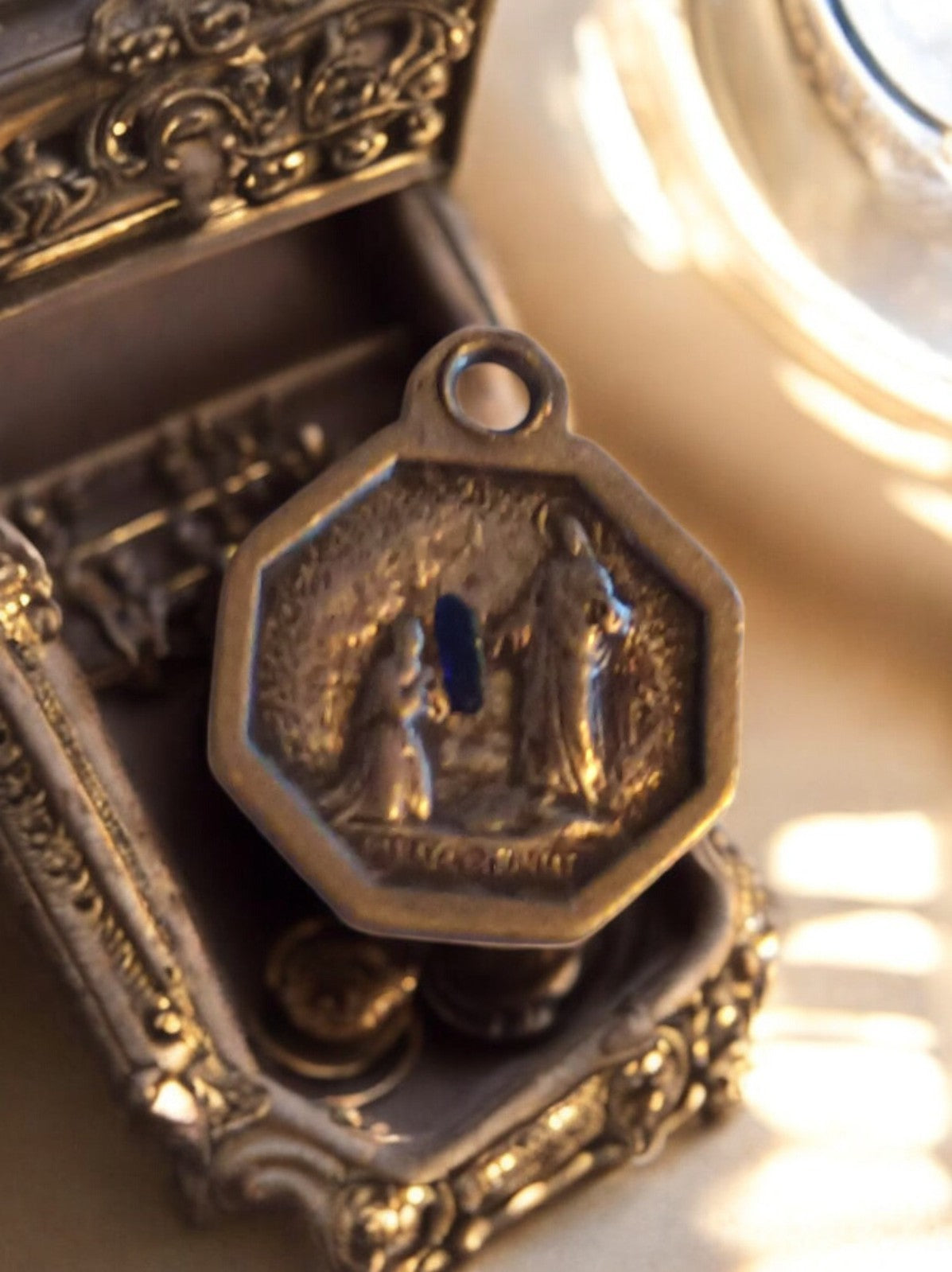 Médaille religieuse octogonale vintage catholique dorée, bon état ancien