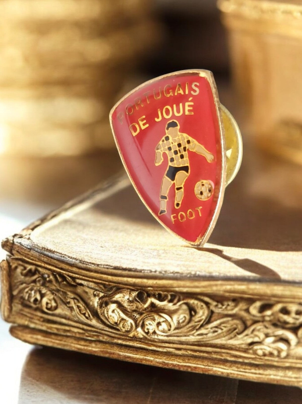 Pin's football vintage Portugais de Joué émaillé rouge foot années 80