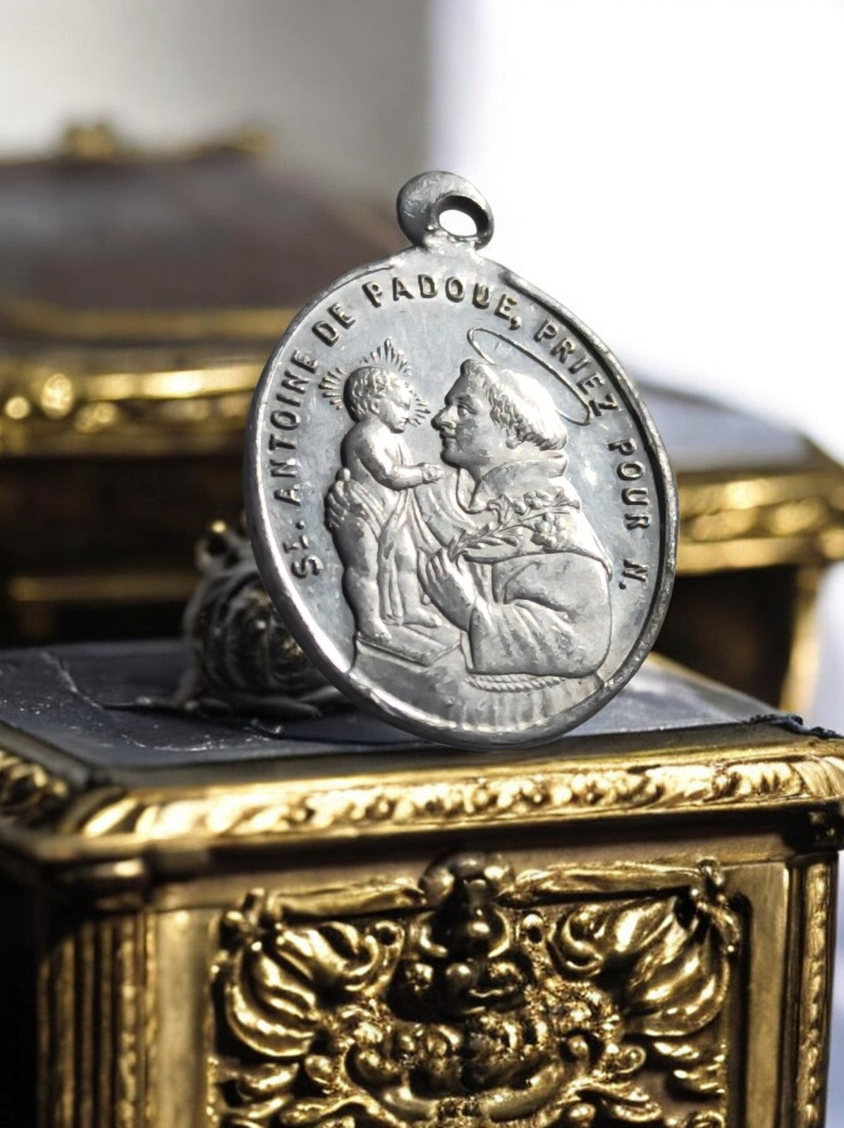 Médaille religieuse St Antoine Padoue métal ancien vintage pendentif catholique
