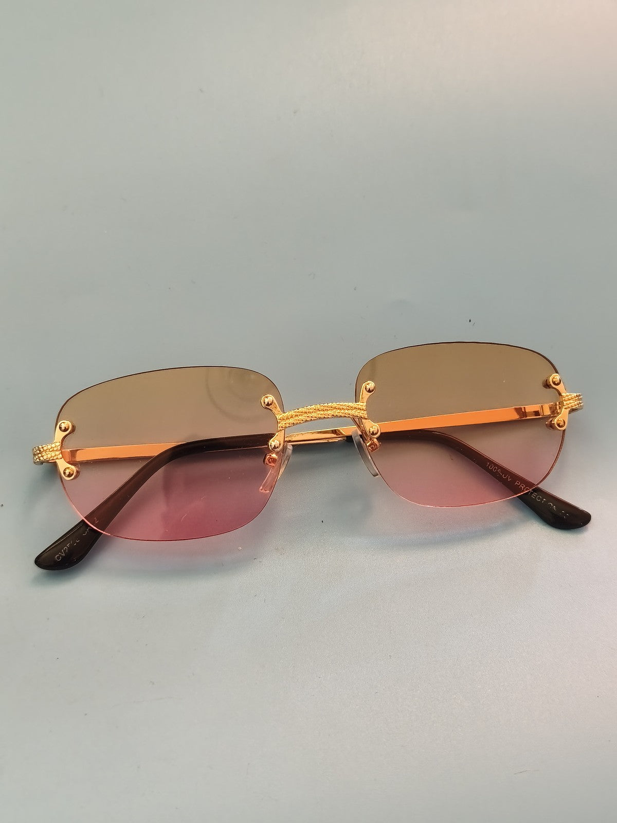 Paire de lunettes de soleil rétro vintage ancien style années 80 accessoire mode