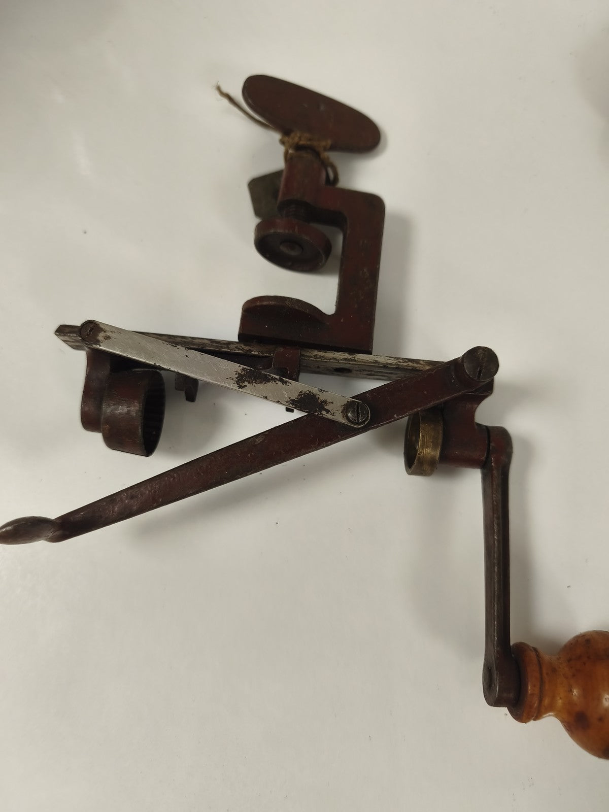 Ancien outil de sertissage vintage à manivelle, poignée bois, collection atelier