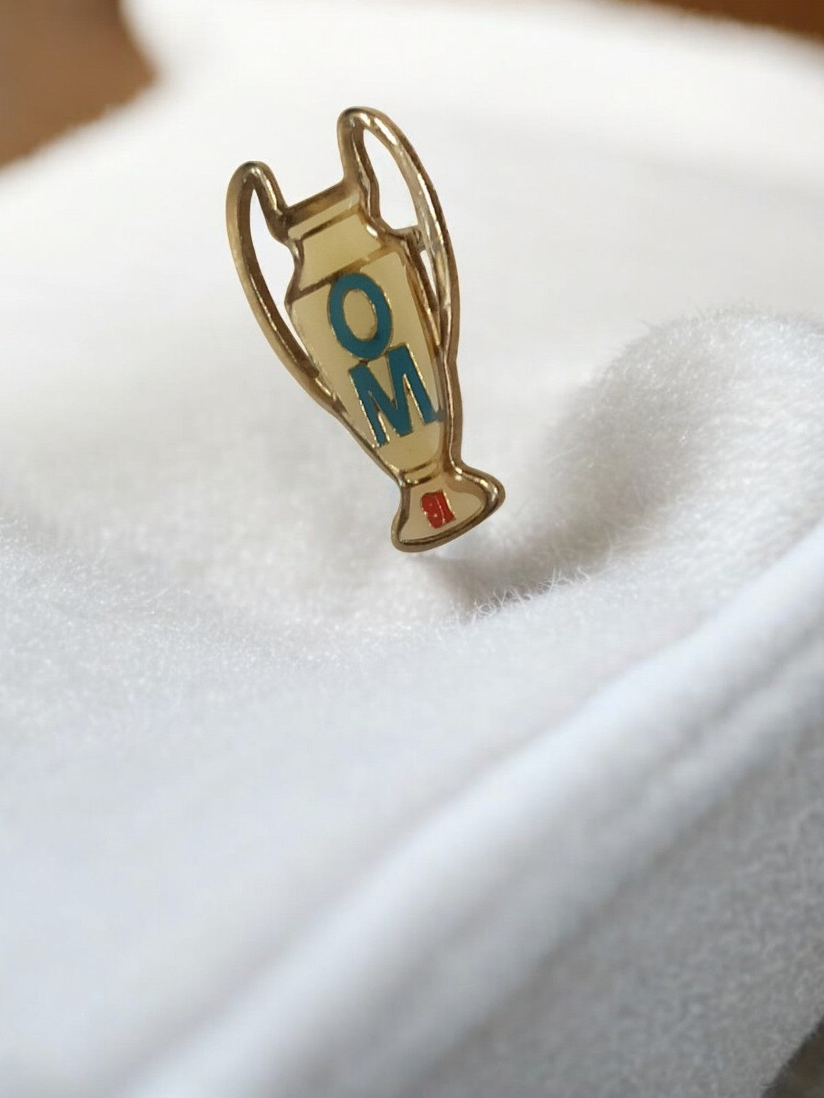 Pin's vintage coupe OM Olympique de Marseille rétro football ancien rare