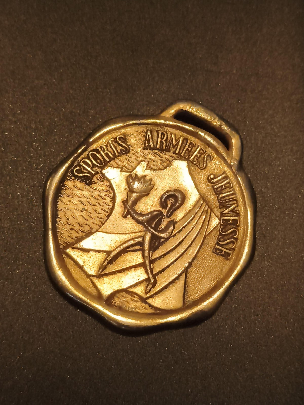 Médaille Sports Armées Jeunesse finition dorée relief athlète flamme