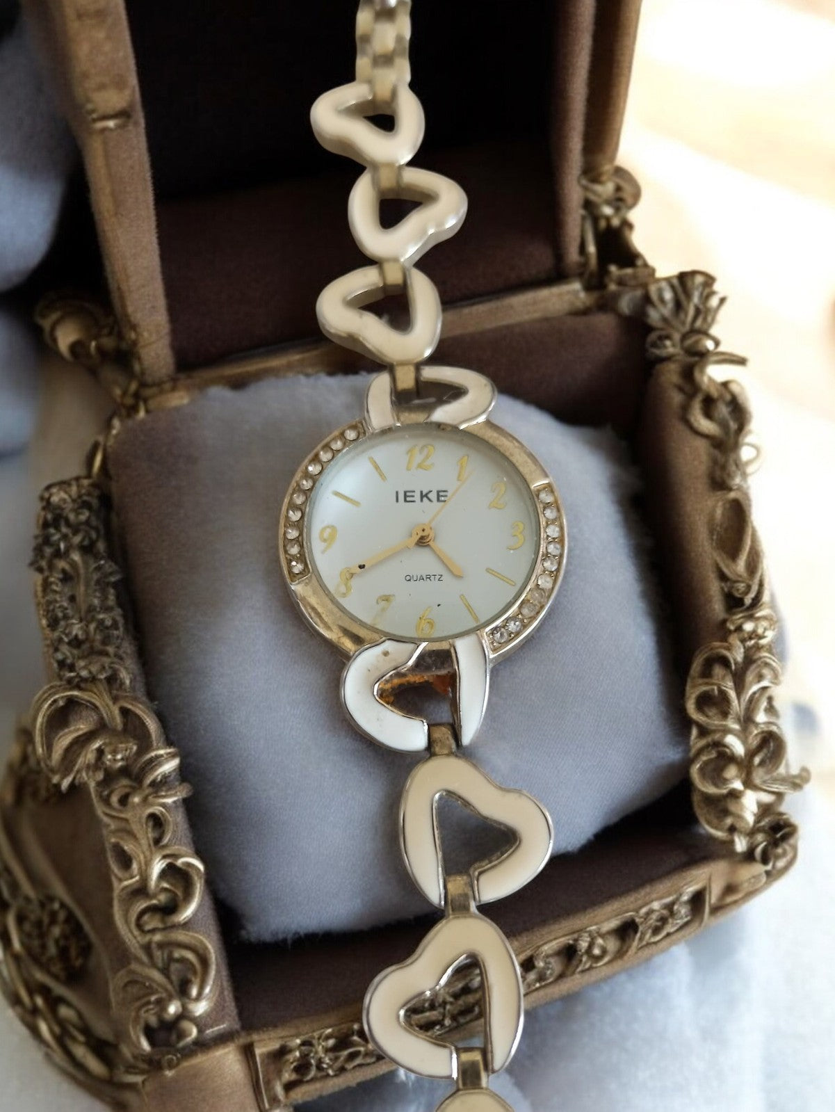 Montre femme vintage IEKE quartz, bracelet cœurs, doré blanc, design original