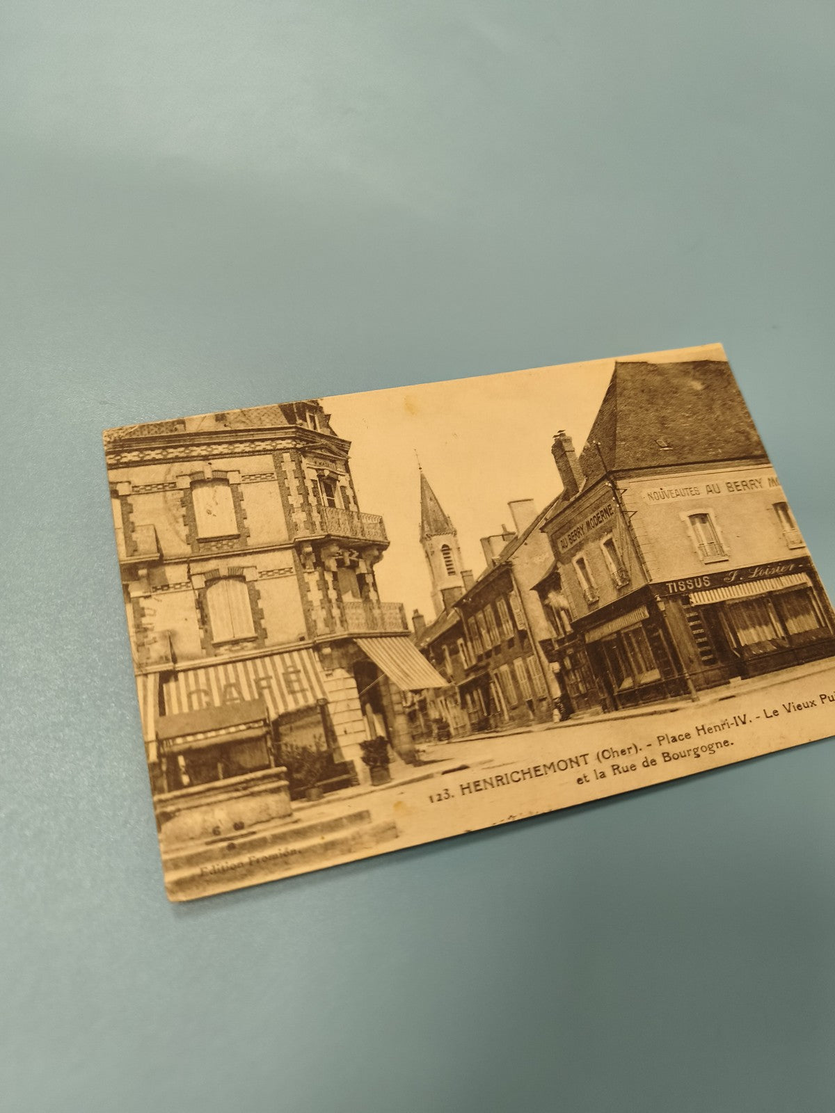 Ancienne carte postale animée Henrichemont Place Henri IV Rue Bourgogne vintage