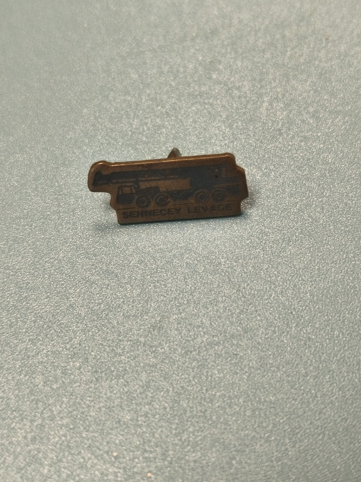Pin's vintage Sennecey Levage camion grue ancien collection transport