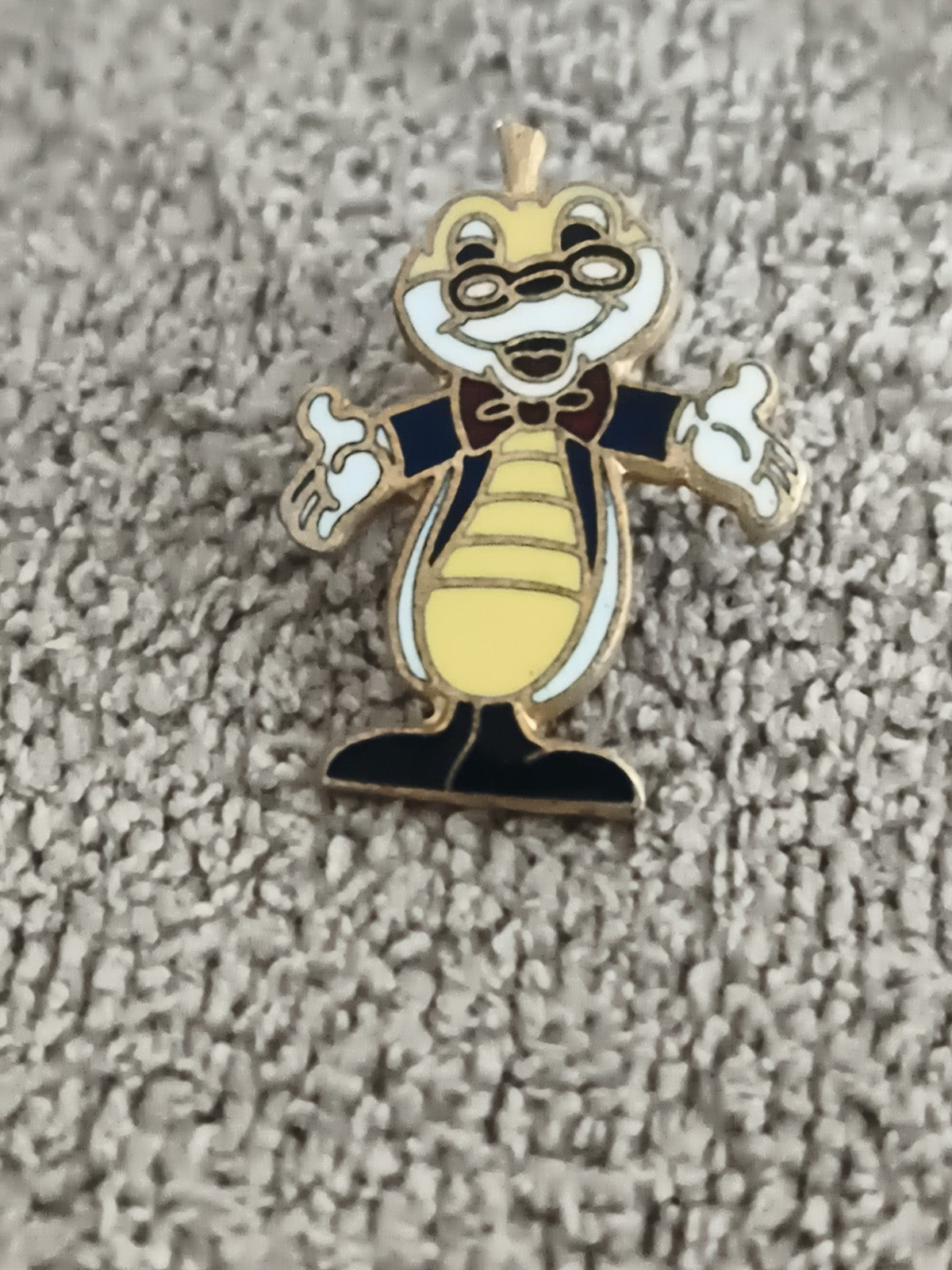 Pin's vintage crocodile mascotte costume bleu jaune émaillé (Ref 11) badge