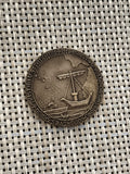 Médaille ancienne relief navire carte marine style bronze, Christophe Colomb