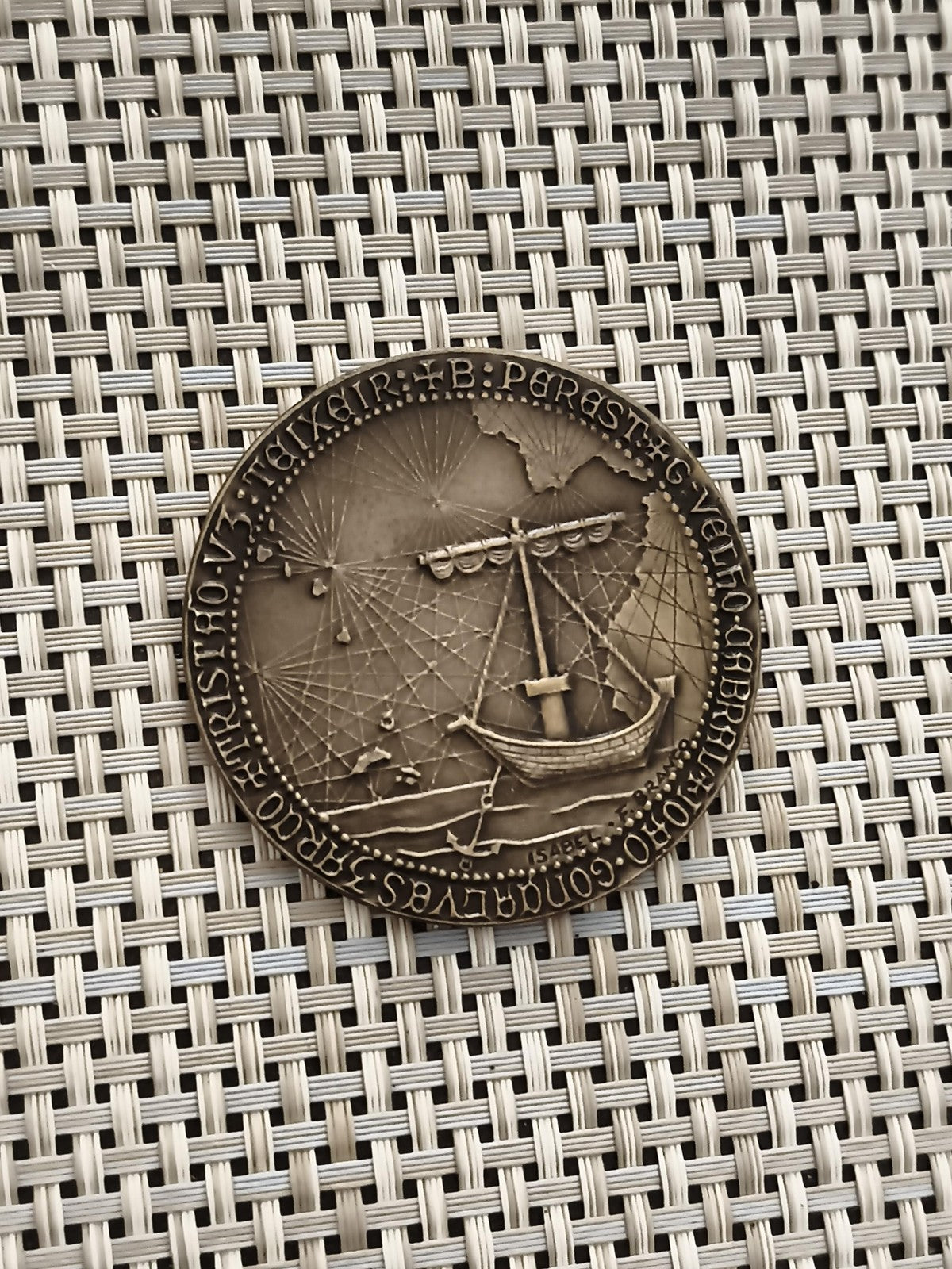 Médaille ancienne relief navire carte marine style bronze, Christophe Colomb