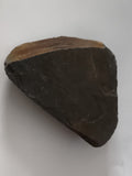 Pierre brute aspect ardoise noire, forme triangulaire, tranche beige