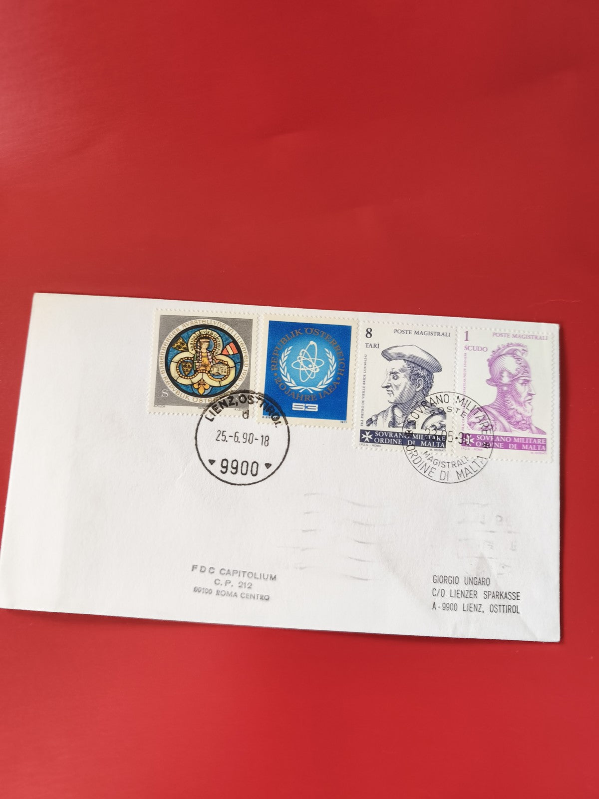 Enveloppe oblitérée avec timbres illustrés, cachet postal visible, fond blanc