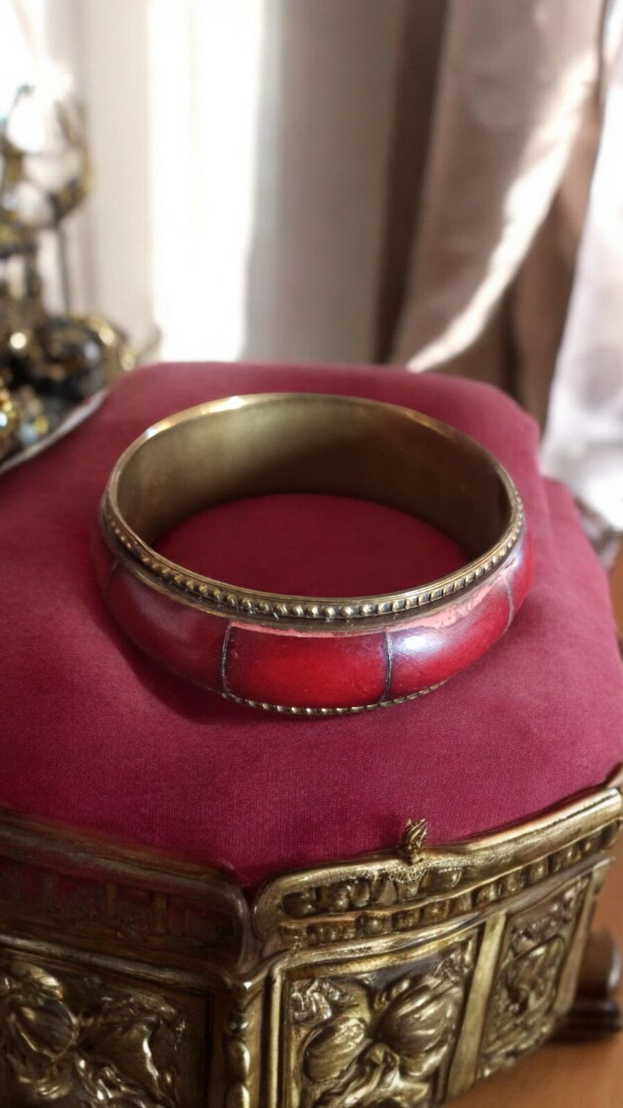 Bracelet jonc vintage laiton Inde segments rouges style artisanal ethnique rétro