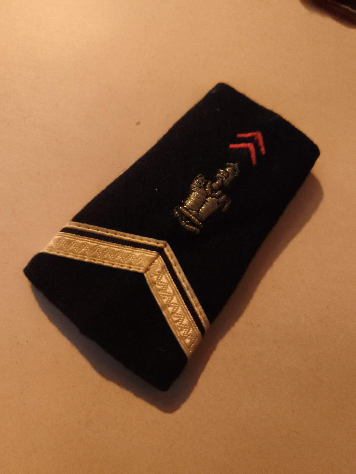 Épaulette militaire ancienne noire brodée, galon doré, insigne brodé