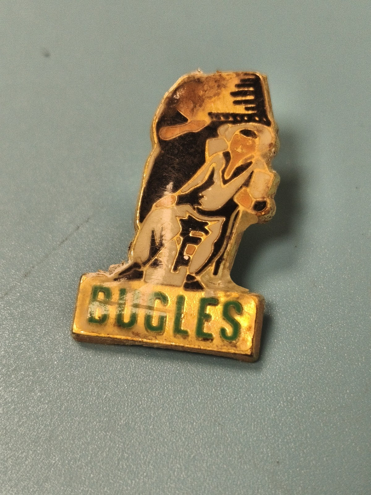 Vintage pin's publicitaire Bugles, collection, personnage assis, émaillé