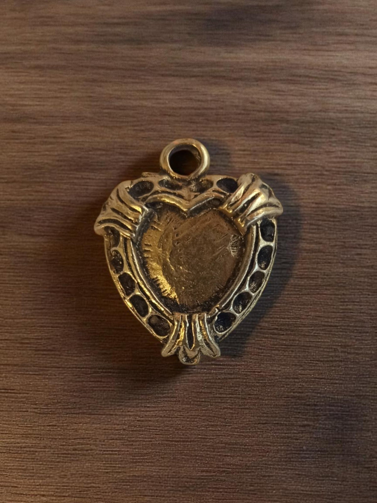 Pendentif vintage cœur métal doré 1950 deadstock bijouterie rétro ancien