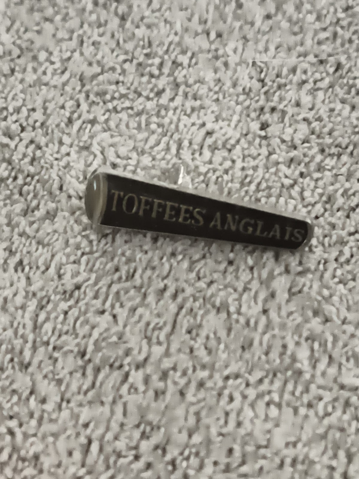 Pin's vintage "TOFFEES ANGLAIS" noir doré, badge publicitaire rétro (Ref 10)