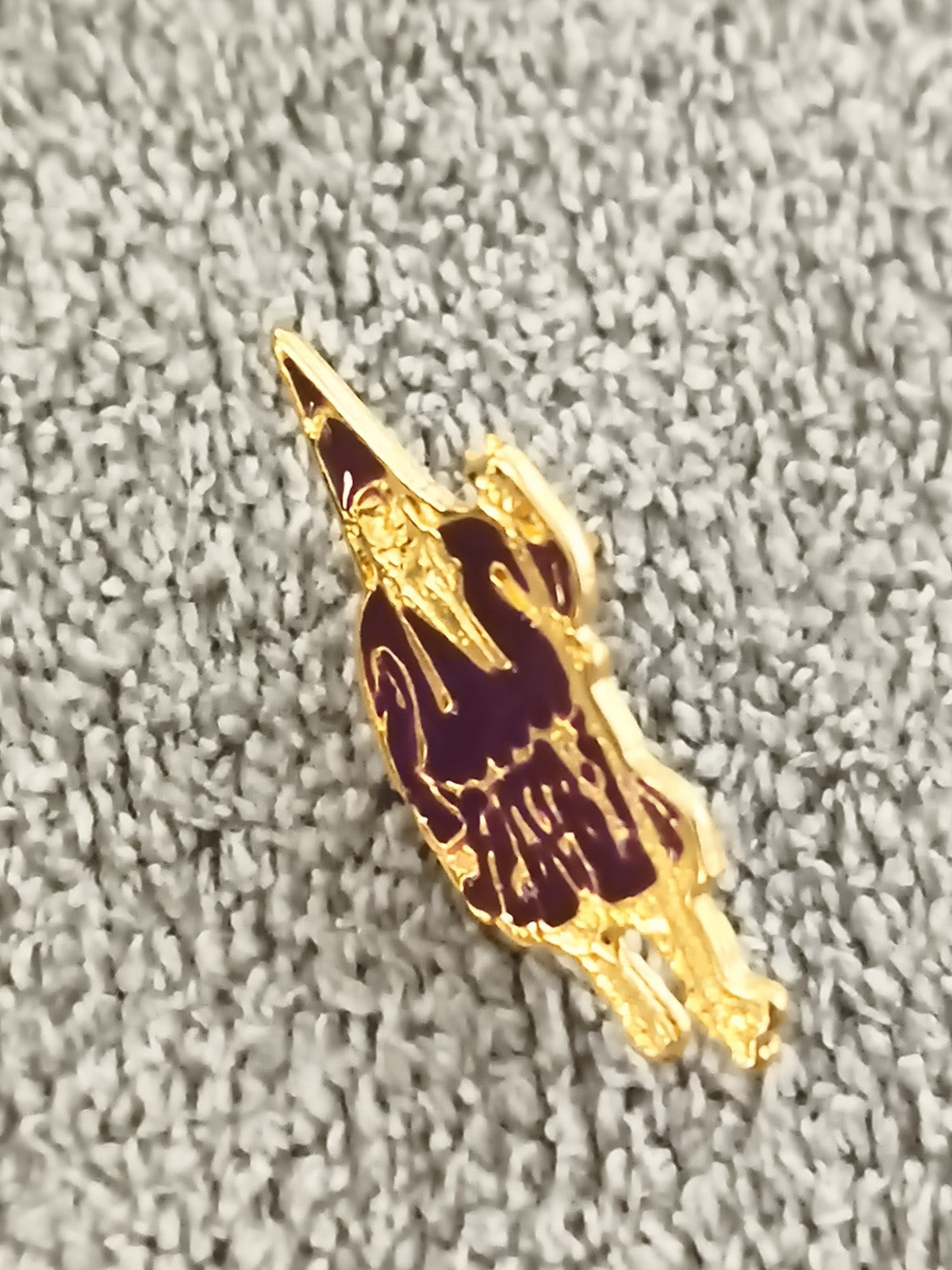 Pin's vintage sorcier doré émail violet, badge ancien magie (Ref 2)