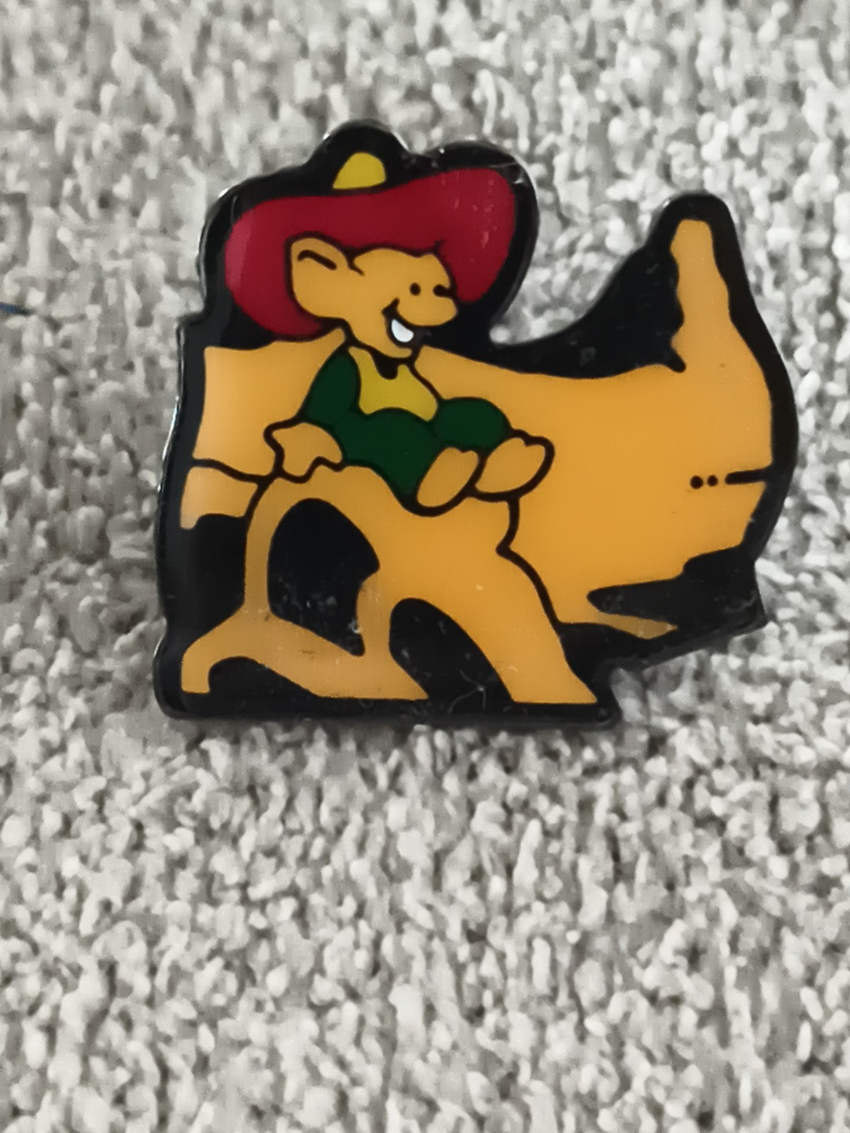 Pin's vintage personnage BD chapeau rouge jaune vert émaillé (Ref 9)