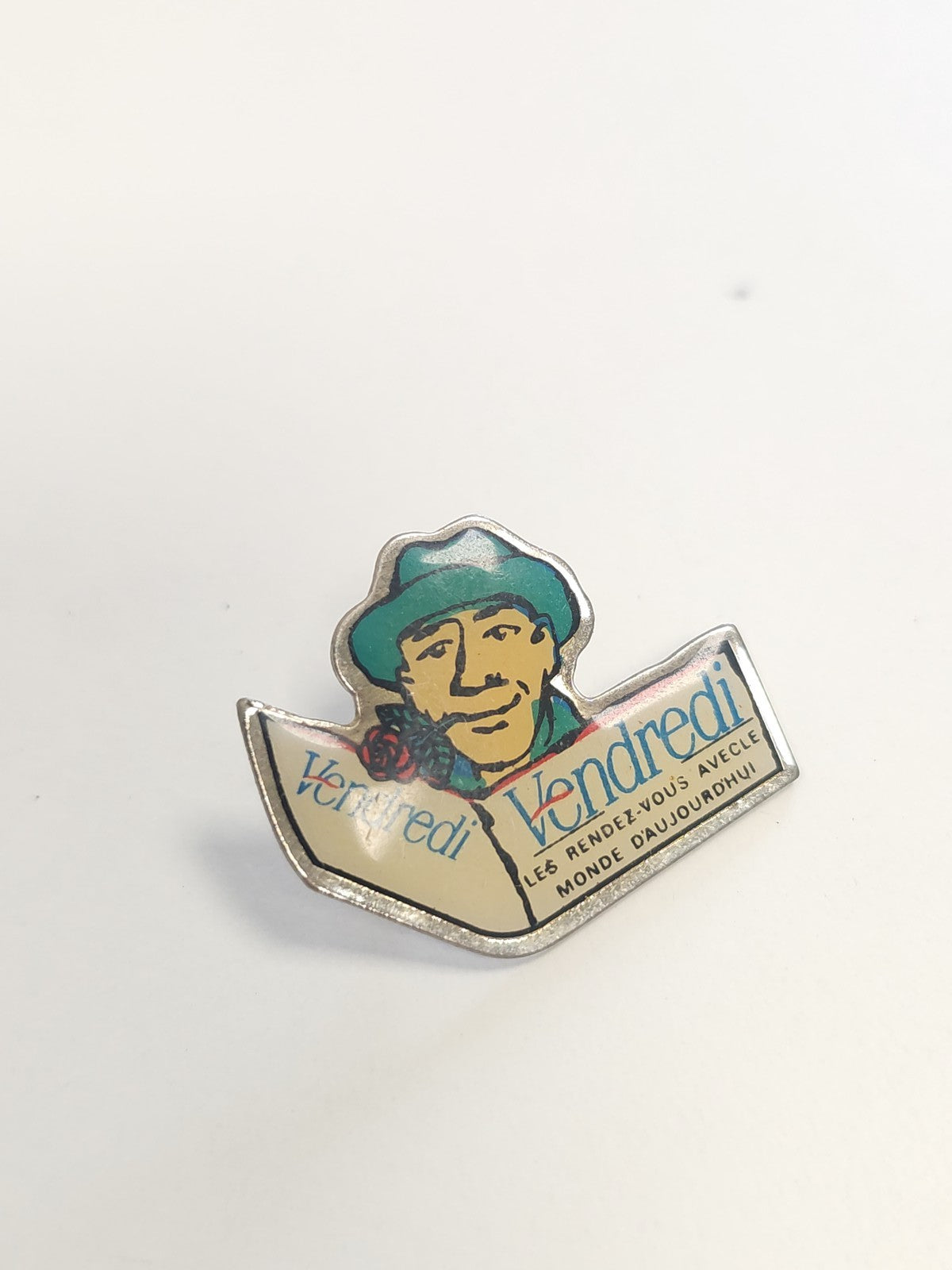 Pin's ancien rétro Vendredi, badge vintage collection, objet publicitaire rare