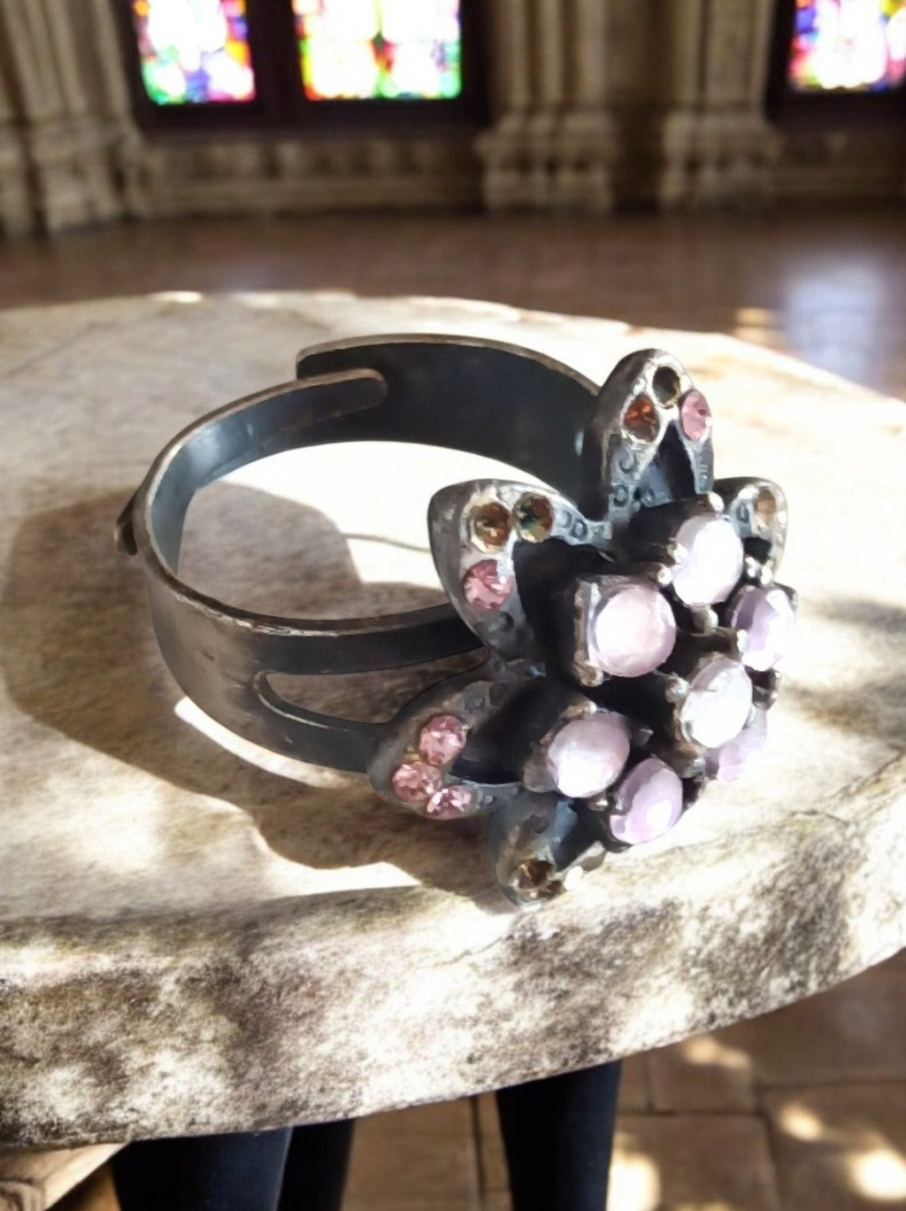 Bague fantaisie vintage créateur, fleur strass roses, taille 48