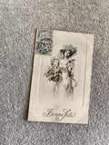Carte postale illustrée Bonne fête timbre 5c femme chapeau fleurs CPA