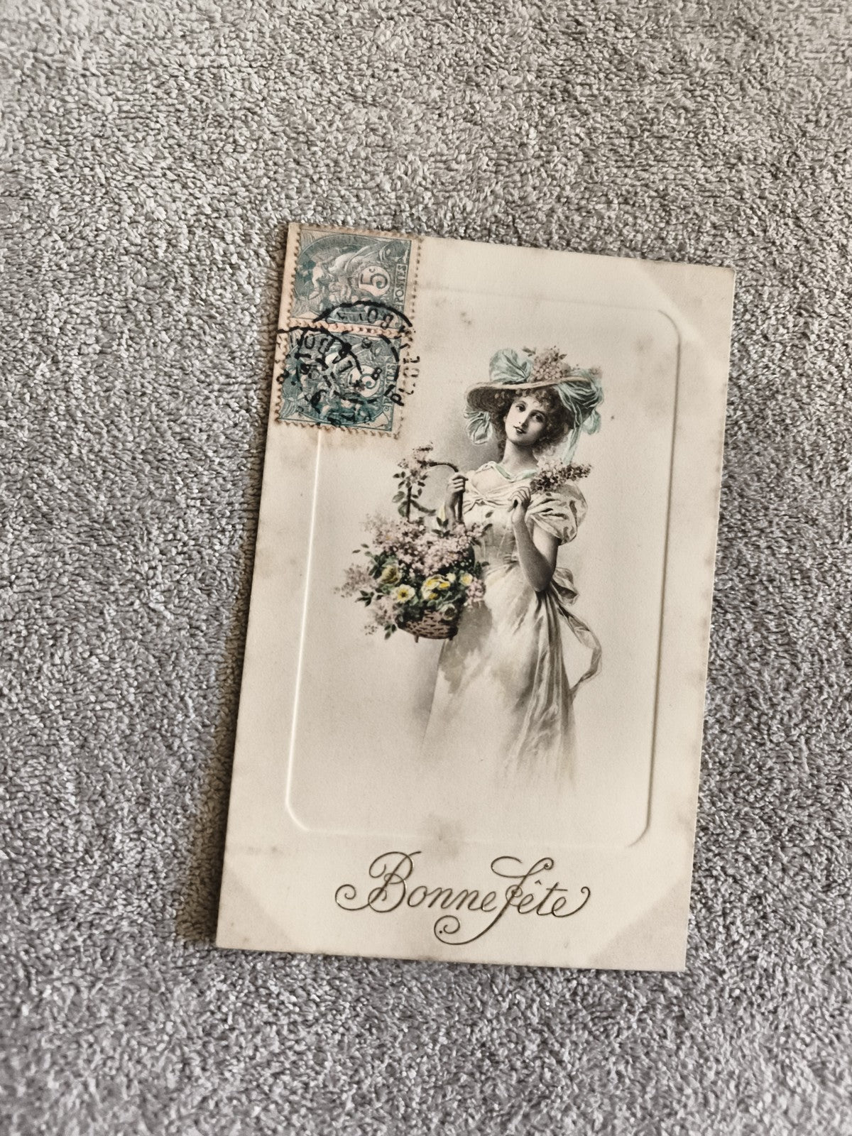 Carte postale illustrée Bonne fête timbre 5c femme chapeau fleurs CPA