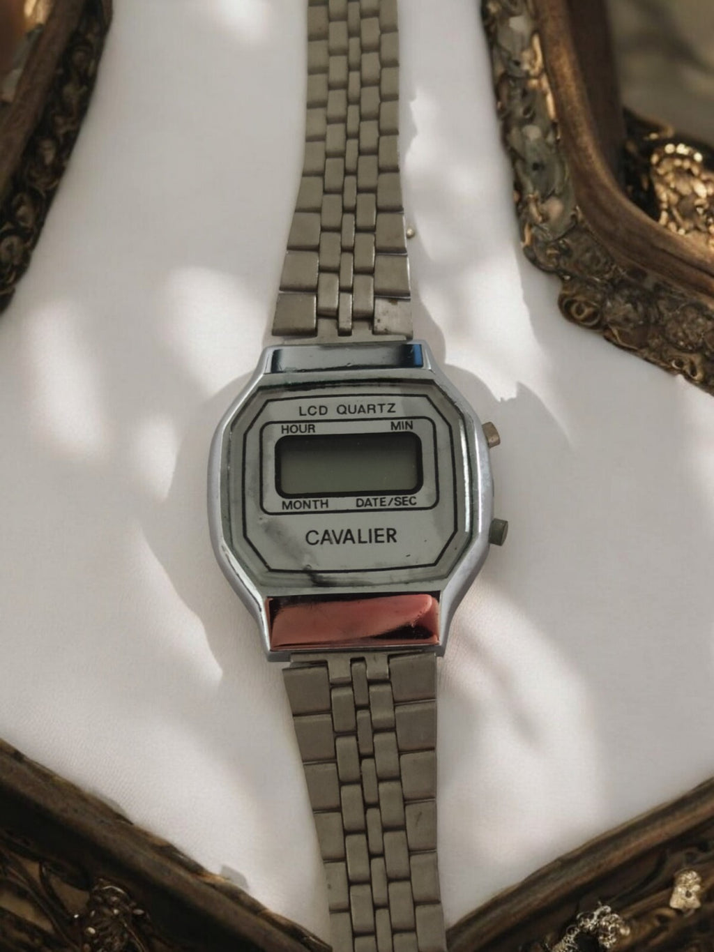 Montre vintage Cavalier LCD quartz hors service, bracelet aspect métal, années 8
