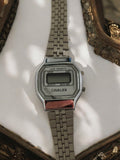 Montre vintage Cavalier LCD quartz hors service, bracelet aspect métal, années 8
