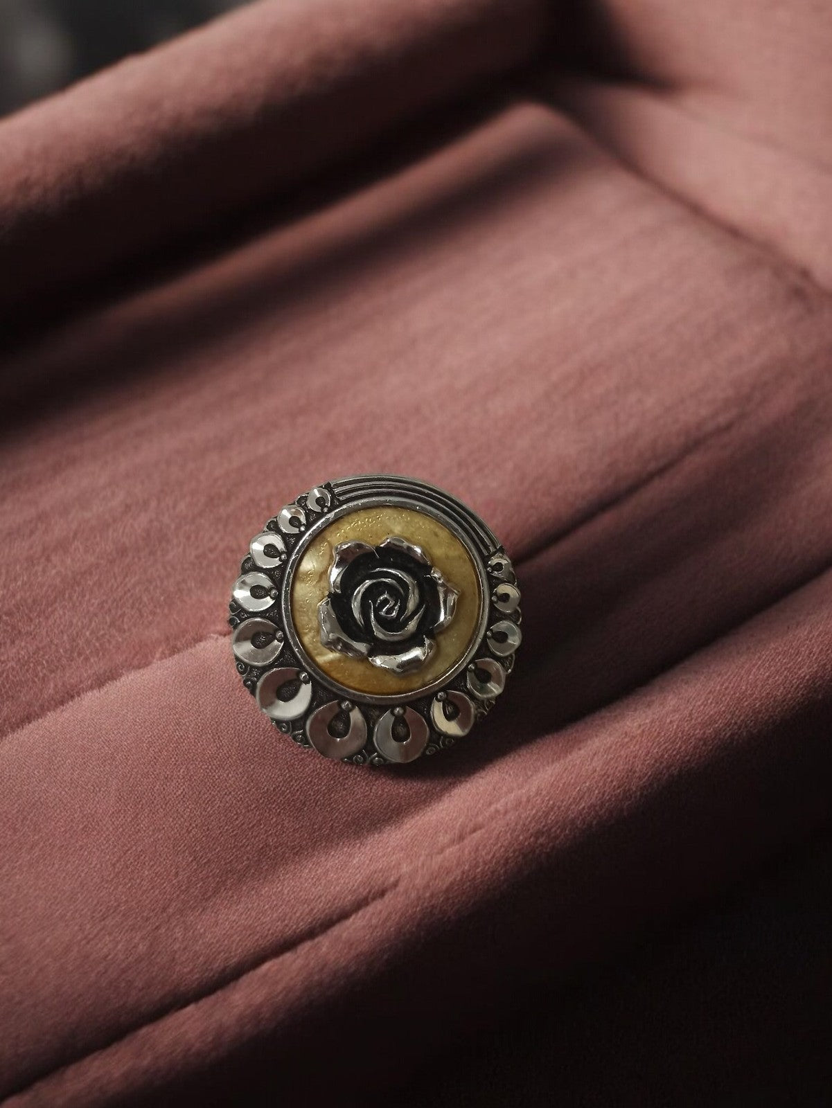 Boucle de foulard vintage ronde motif rose métal argenté rétro accessoire ancien