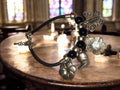 Bracelet fantaisie vintage noir et argenté charms fleurs papillon rétro