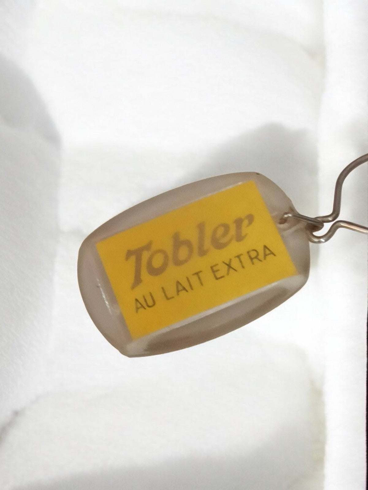 Porte-clés publicitaire ancien Tobler vintage rétro jaune collection chocolat