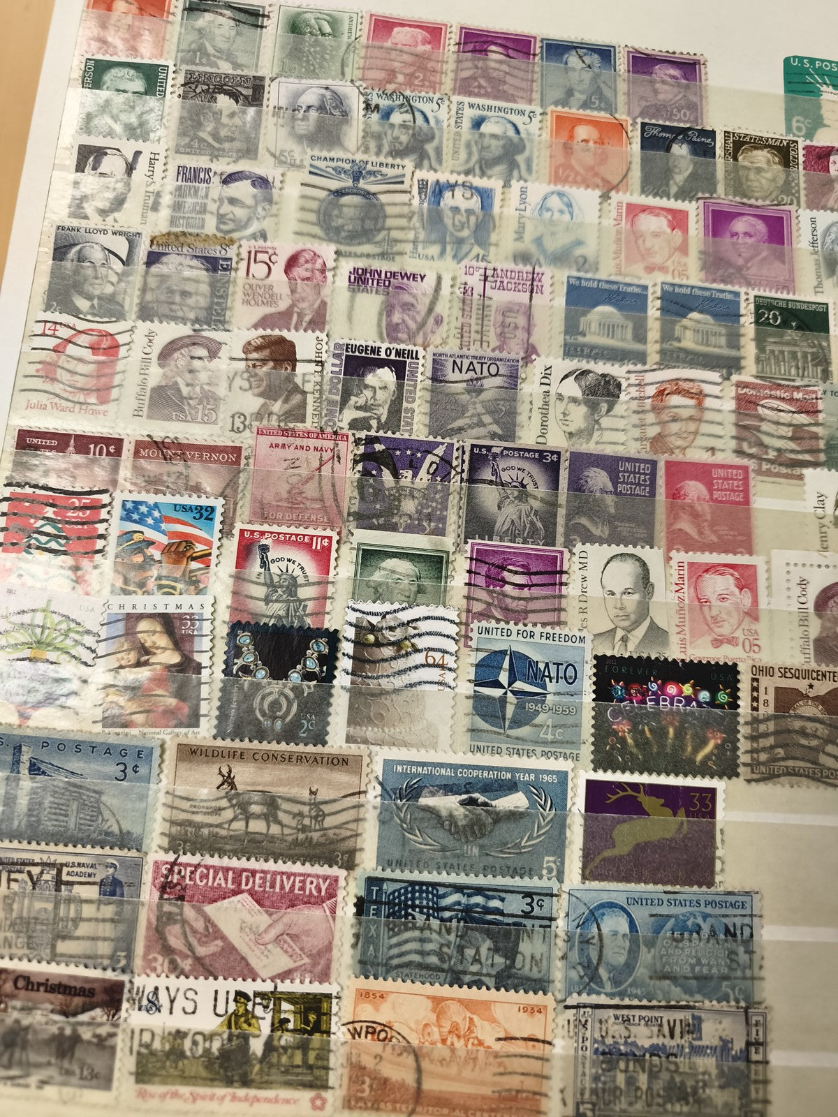 Lot timbres oblitérés multicolores États-Unis motifs variés philatélie (support