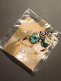 Paire de boucles d’oreilles vintage fleurs bleu turquoise deadstock, crochet bro