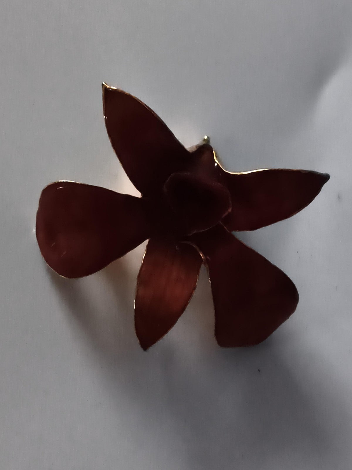 Broche vintage fleur émaillée bordeaux, forme orchidée, bijou rétro