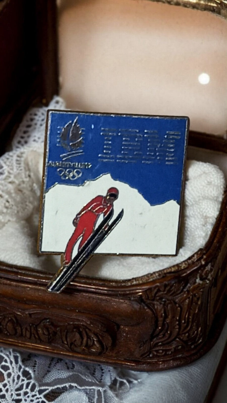 Pin's vintage IBM Jeux Olympiques ski alpin, logo officiel, attache absente