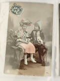 Carte postale ancienne enfants costumes XIXe, photo colorisée, timbre oblitéré