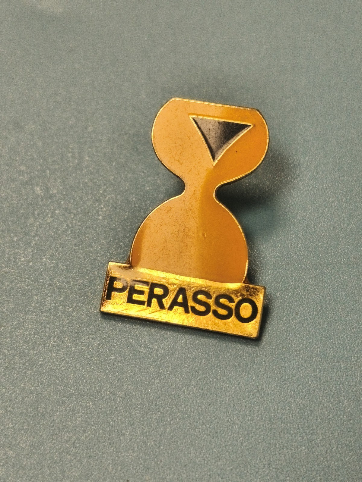 Pin's vintage PERASSO jaune forme sablier, badge ancien collection (Ref 18)