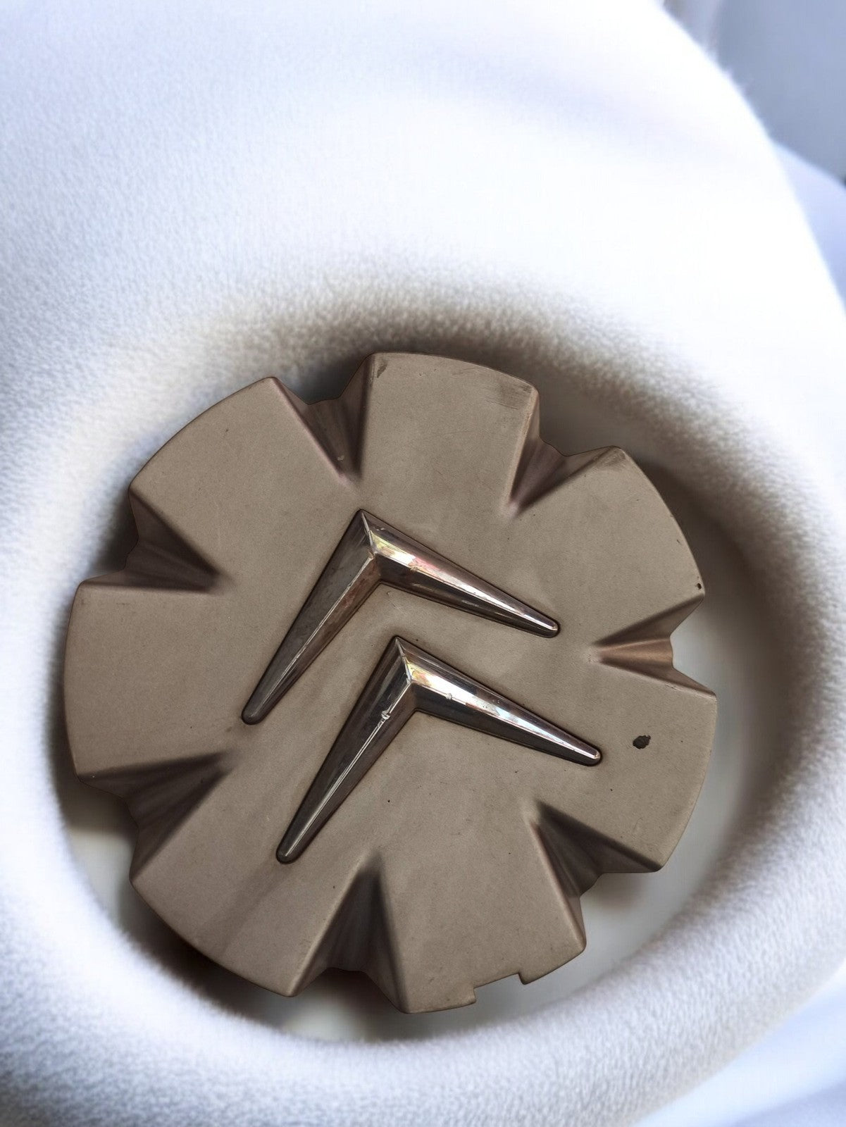 Enjoliveur Citroën ancien chevrons relief vintage accessoire d’origine
