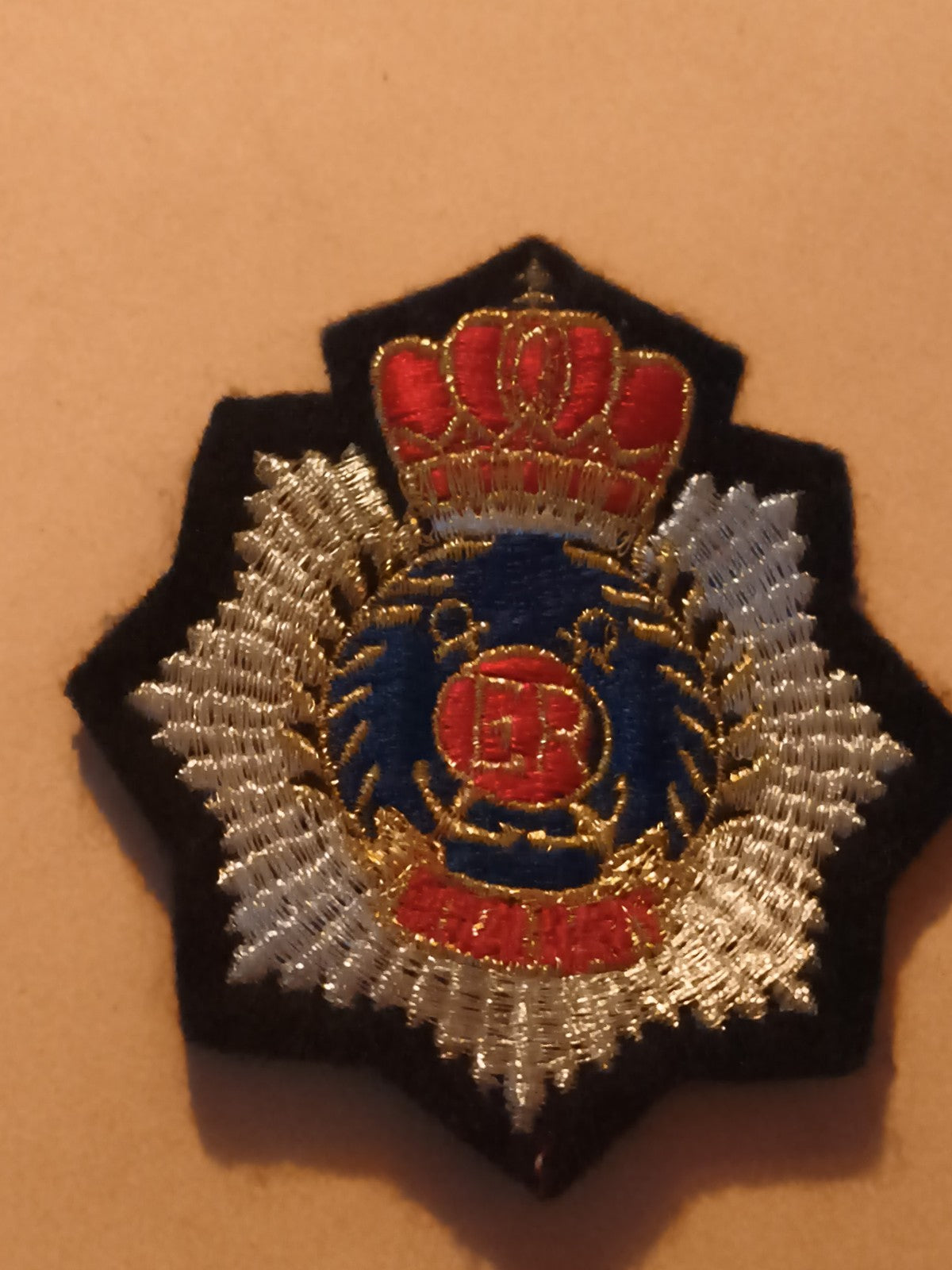 Écusson brodé ancien couronne étoile argentée blason ER police militaire