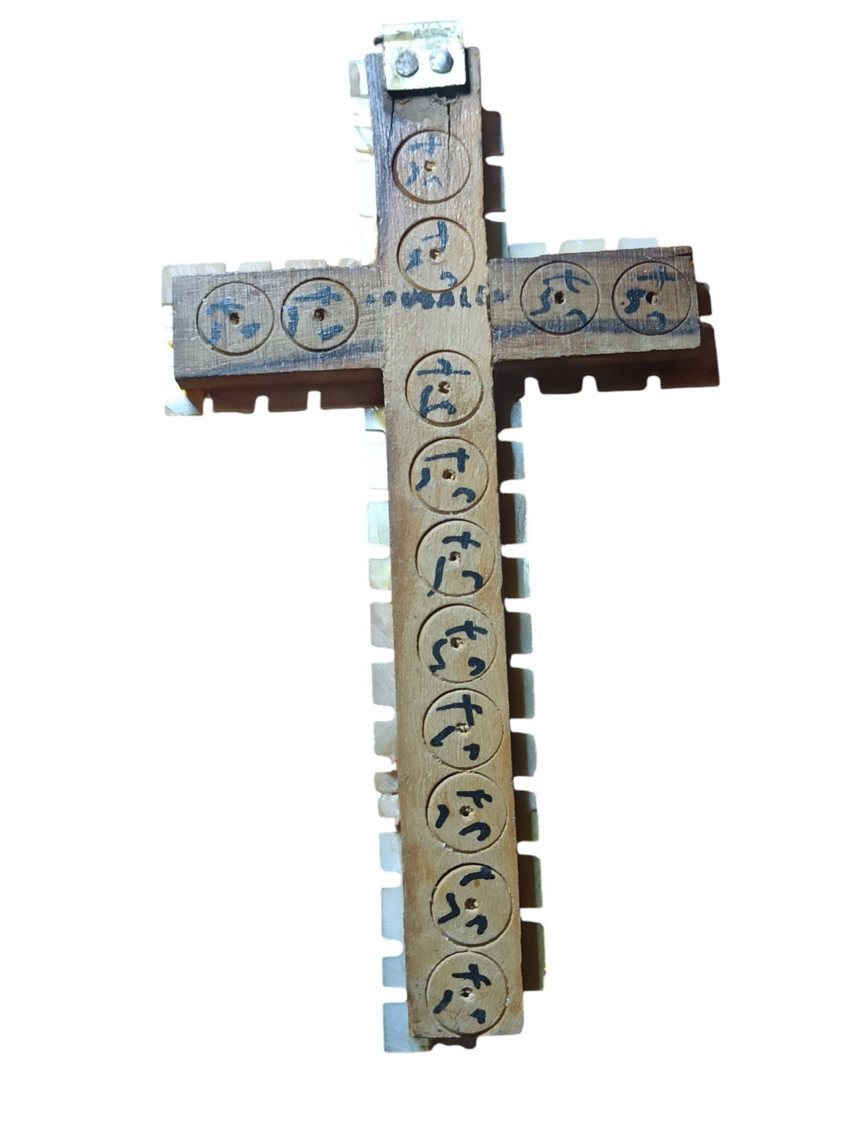 Croix religieuse vintage nacre et bois, Christ métal, style ancien, signée