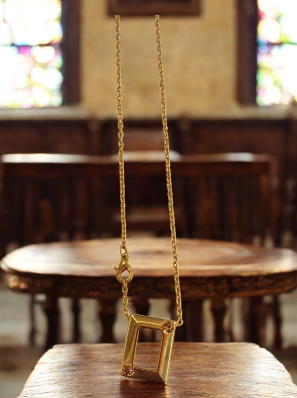Collier vintage pendentif rectangulaire plaqué or chaîne dorée classique