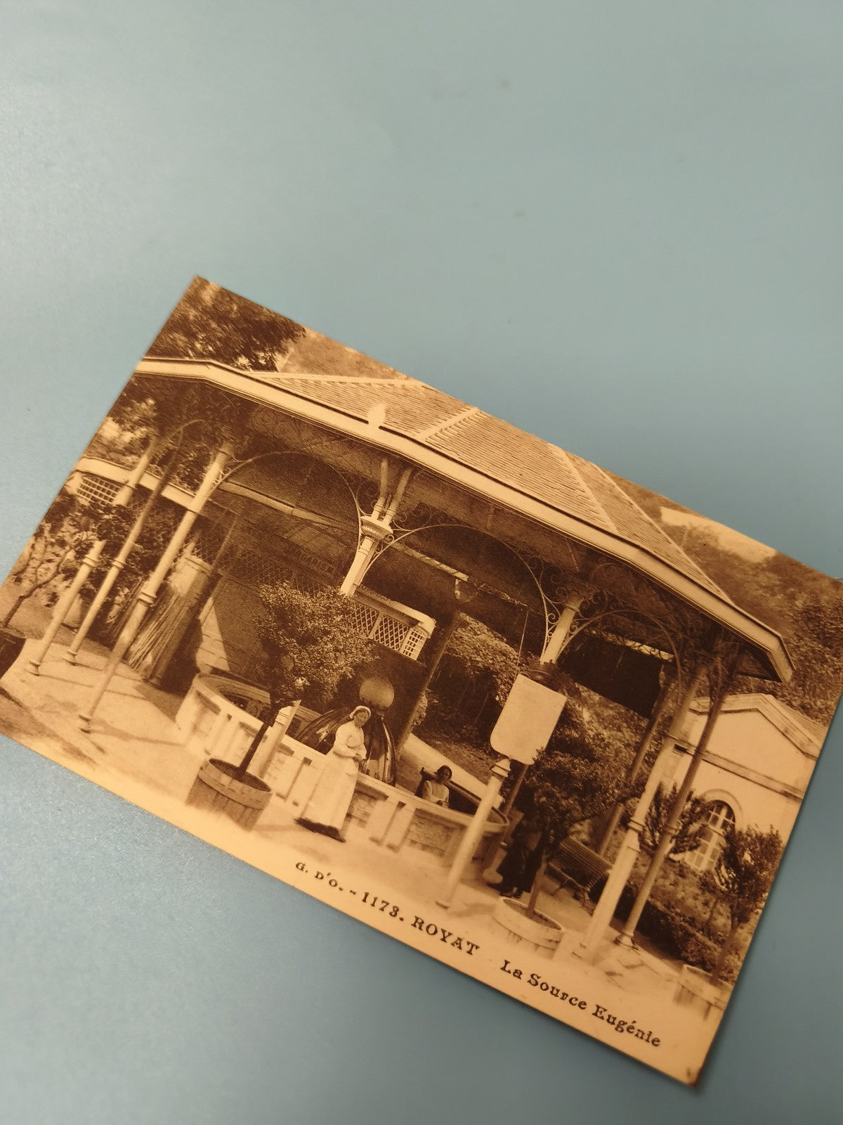 Ancienne carte postale animée Royat Source Eugénie, vintage, sepia, Ref 2