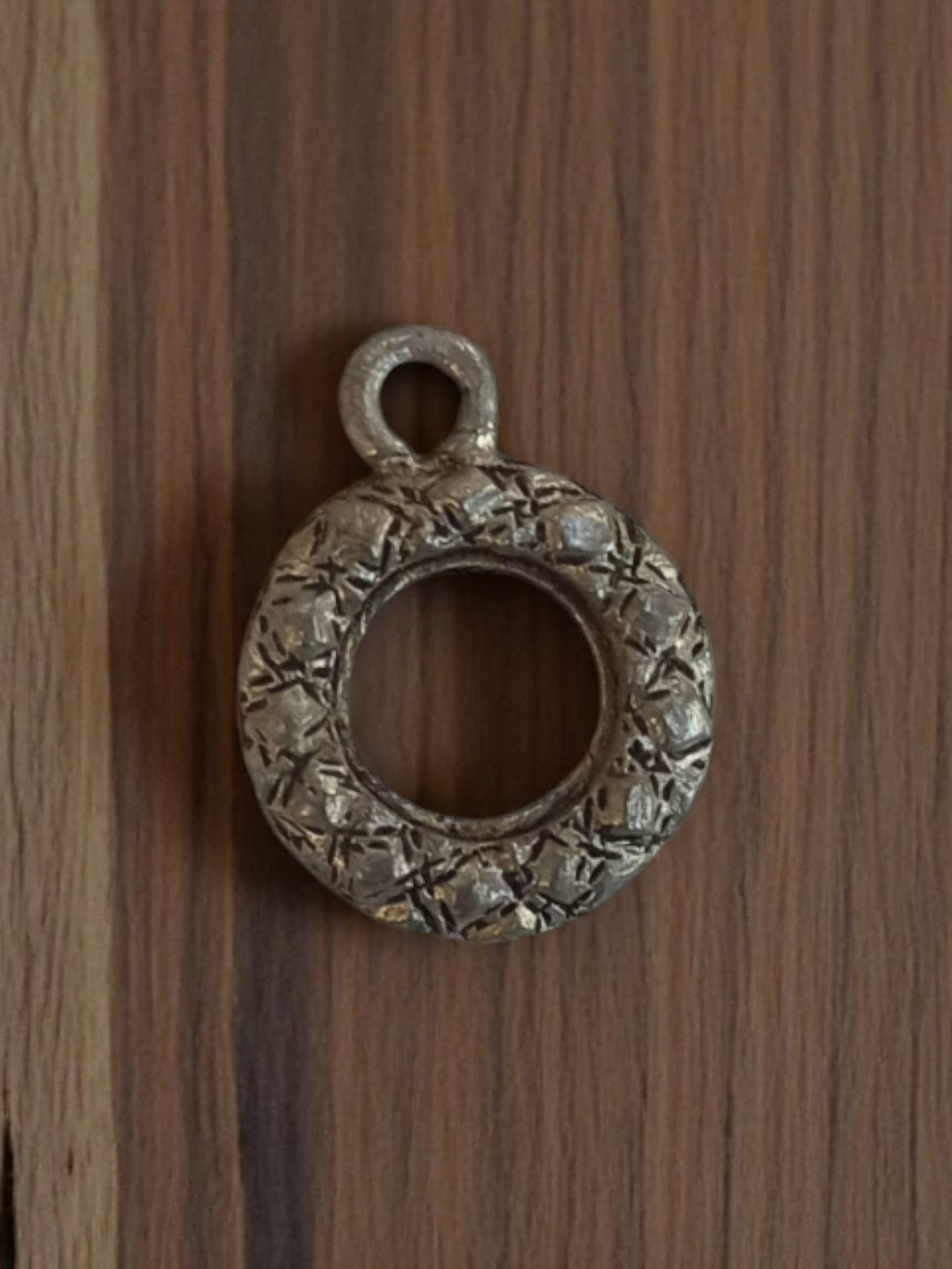 Pendentif vintage métal texturé rond années 1950 bijou ancien deadstock