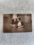 Carte postale ancienne amitié Bonne Année illustrée couple fleurs CPA