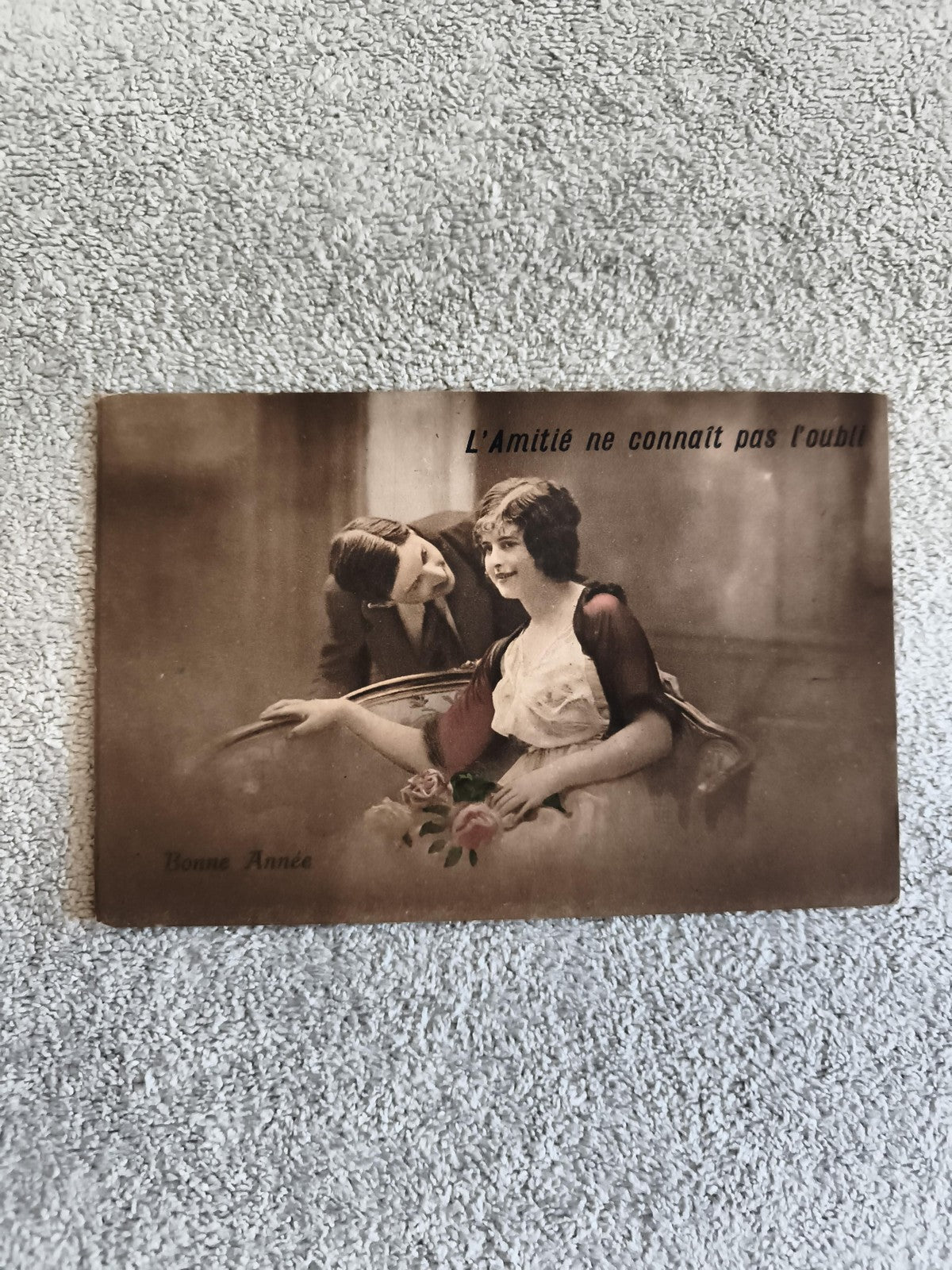 Carte postale ancienne amitié Bonne Année illustrée couple fleurs CPA
