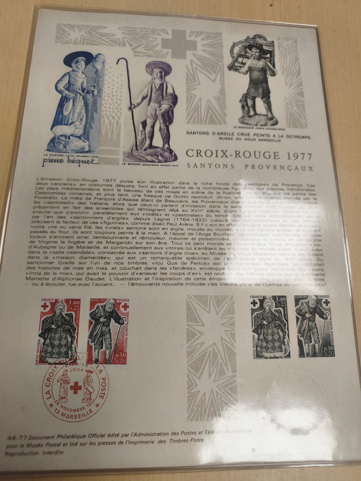 Document philatélique Croix-Rouge 1977 santons provençaux timbres France