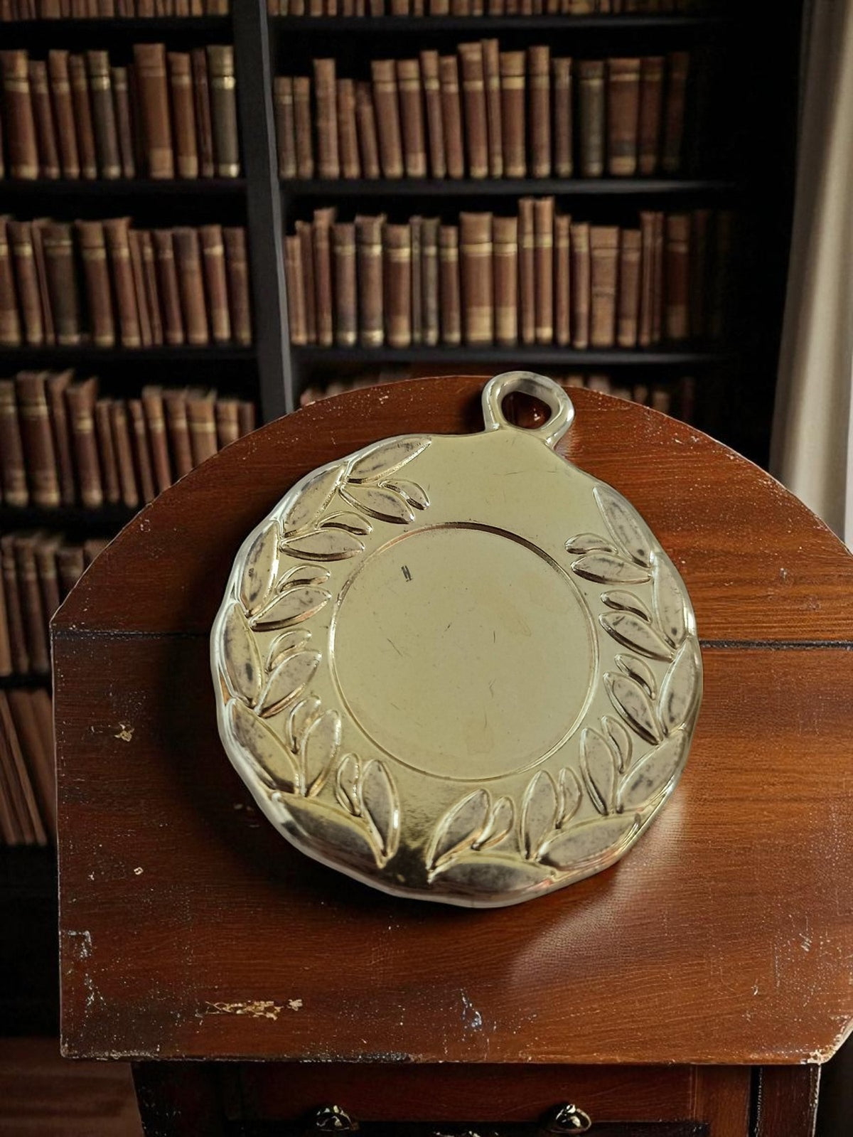 Antique gilded laurel metal medal – Decorative vintage piece