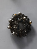 Broche vintage ronde motif feuillage perles blanches aspect argenté