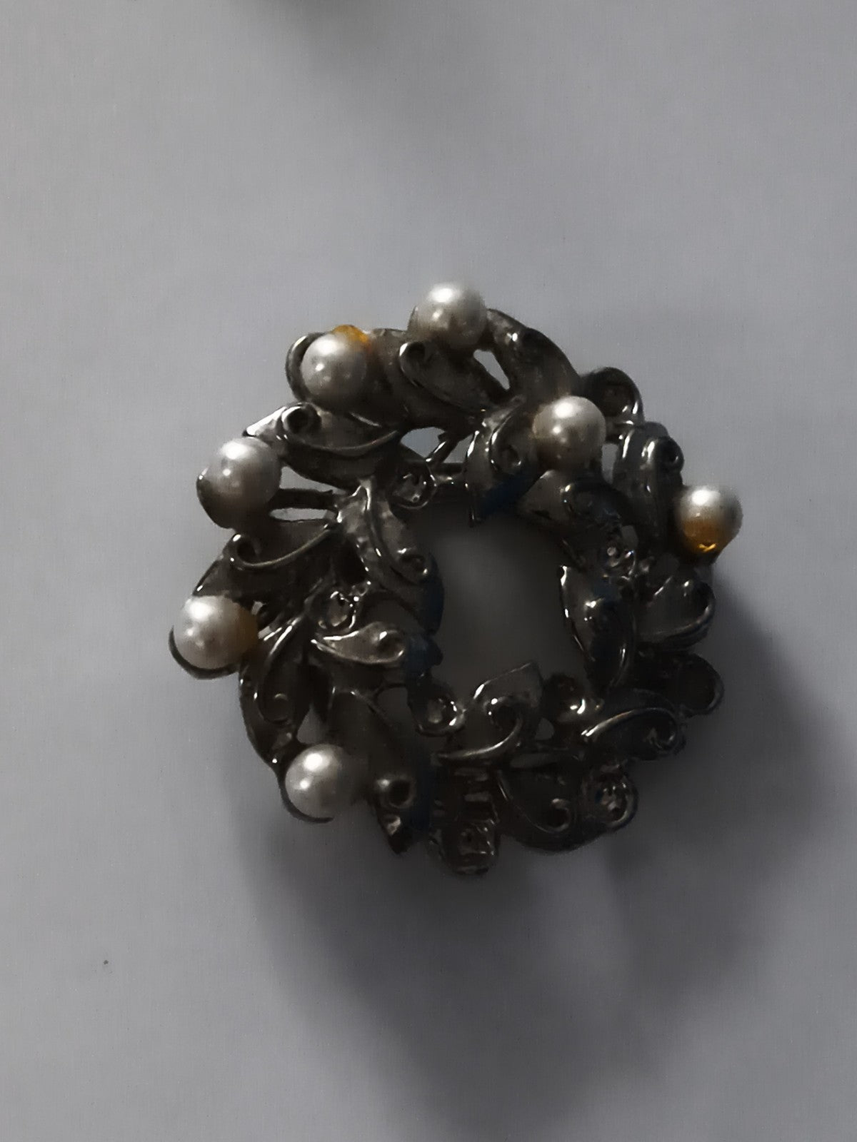 Broche vintage ronde motif feuillage perles blanches aspect argenté