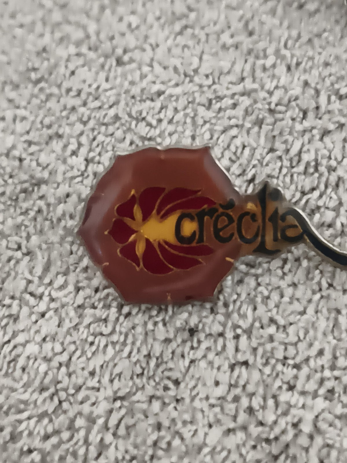 Pin's vintage Crécla émaillé rouge jaune logo publicitaire rétro (Ref 9)